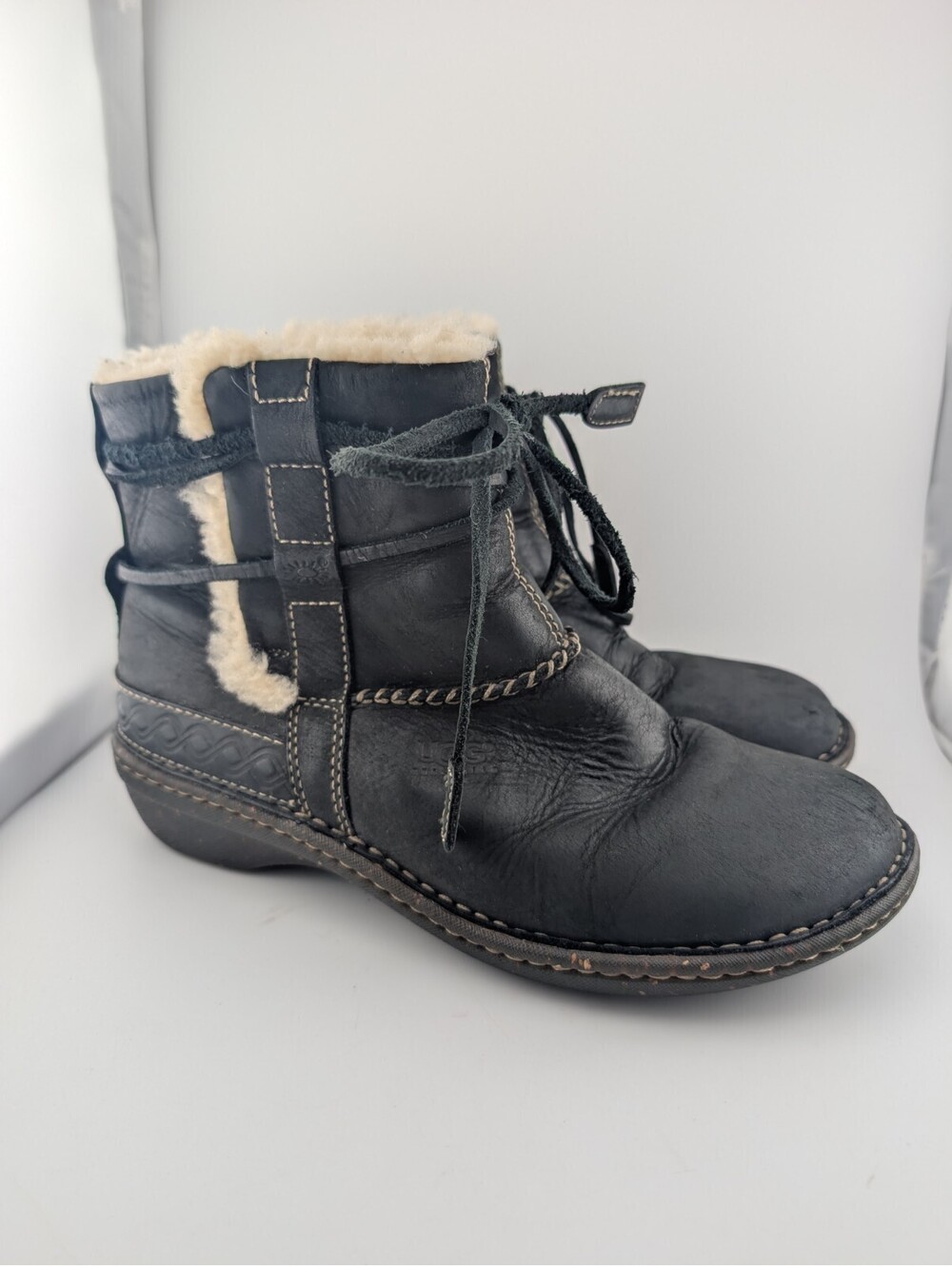 UGG Women's Size 9 Black Cove Leather Ankle Boots Shearling Fur Lined 5136